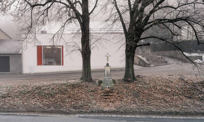 V Ostopovicích u Brna vznikla moderní bílá obecní knihovna ve svahu s interiérem oděným do dřeva