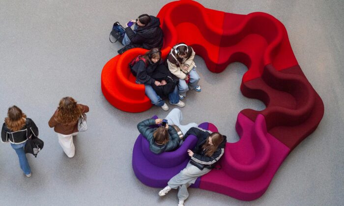 Social Seating je výstava sedacího nábytku od pivních laviček po modulární sestavy od Vernera Pantona