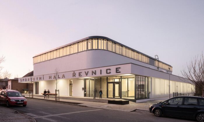 Tenisové kurty v Řevnicích nahradila minimalistická sportovní hala sloužící místním občanům i přilehlé škole