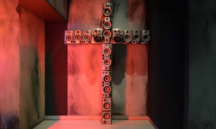 Rozsáhlá výstava Dance ukazuje design taneční hudby od módy přes techniku až po grafiku