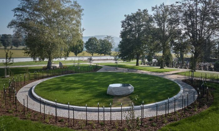 Hřbitov nad Vratislavicemi nad Nisou se rozšířil o moderní místo pro poslední rozloučení i truchlení