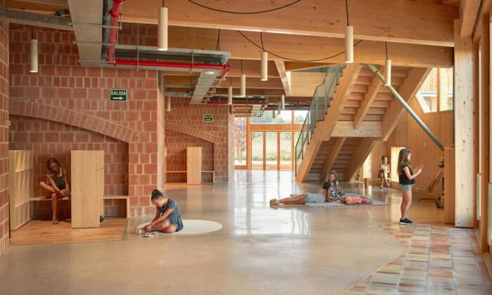 Montessori škola Imagine v interiéru přiznává stavební materiály a je navržena v dětském měřítku