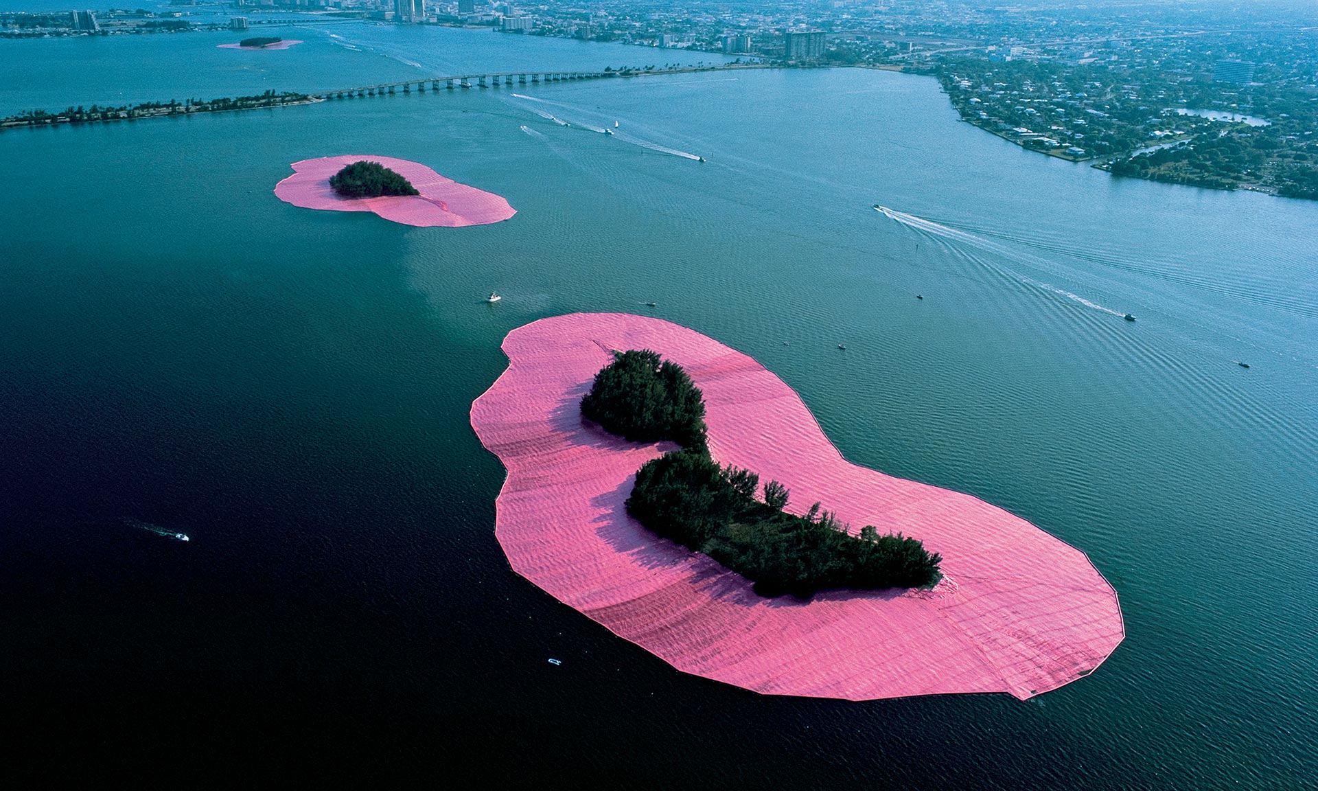 Unikátní instalace Surrounded Islands od dvojice Christo a Jeanne-Claude se připomíná výstavou Unikátní instalace Surrounded Islands od dvojice Christo a Jeanne-Claude se připomíná výstavou