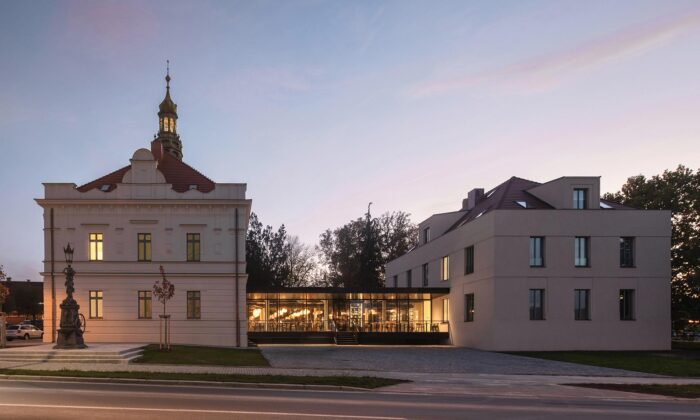 Novorenesanční rokycanská Villa Fitz byla citlivě rekonstruována a rozšířena přístavbou nejen o restauraci