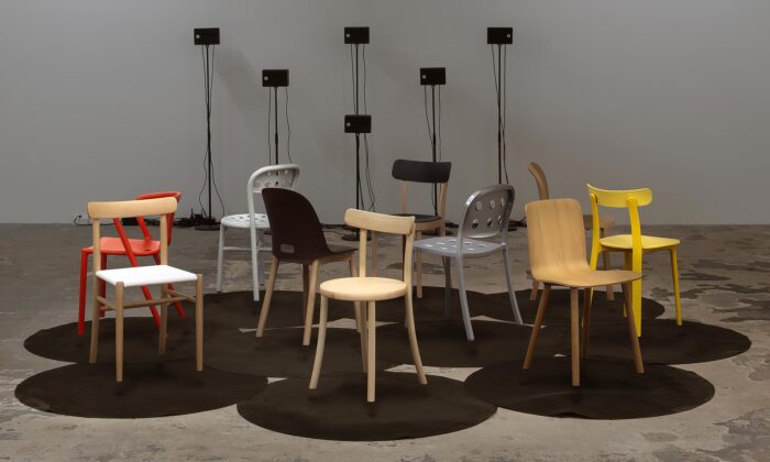 Jasper Morrison vystavuje svůj design dokonale jednoduchého sedacího nábytku