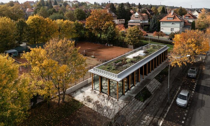 Tenisový klub Beseda Ořechovka se po 50 letech proměnil v částečně prosklený pavilon s kavárnou