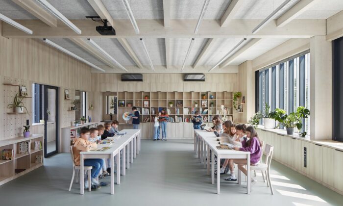Základní česko-anglická montessori škola Duhovka v Praze dostala dřevěnou nástavbu a přístavbu tělocvičny