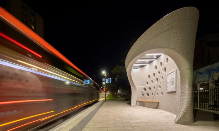 Ve čtvrti Čerešne v Bratislavě vznikla výrazná autobusová zastávka technologií 3D tisku
