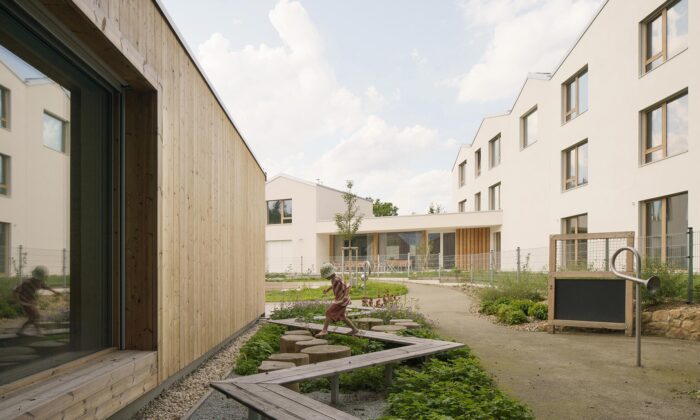 V Horních Jirčanech vznikl architektonicky promyšlený domov pro seniory s mateřskou školou