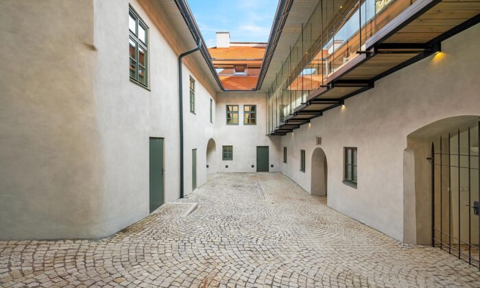 Kanovnický dům v centru Brna získal po citlivé rekonstrukci prosklenou pavlač