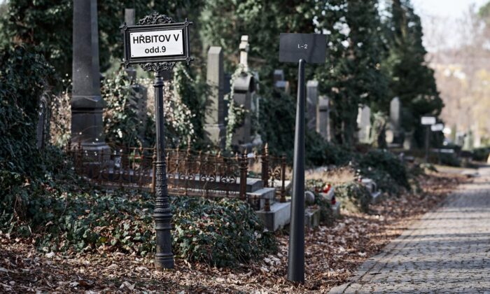 Bubenečský hřbitov je prvním pražským hřbitovem osazeným novým orientačním systémem