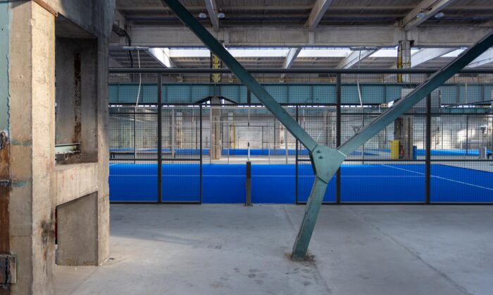 Industriální vestavba přeměnila bývalou průmyslovou halu v Praze na sportoviště Padel Powers Smíchov