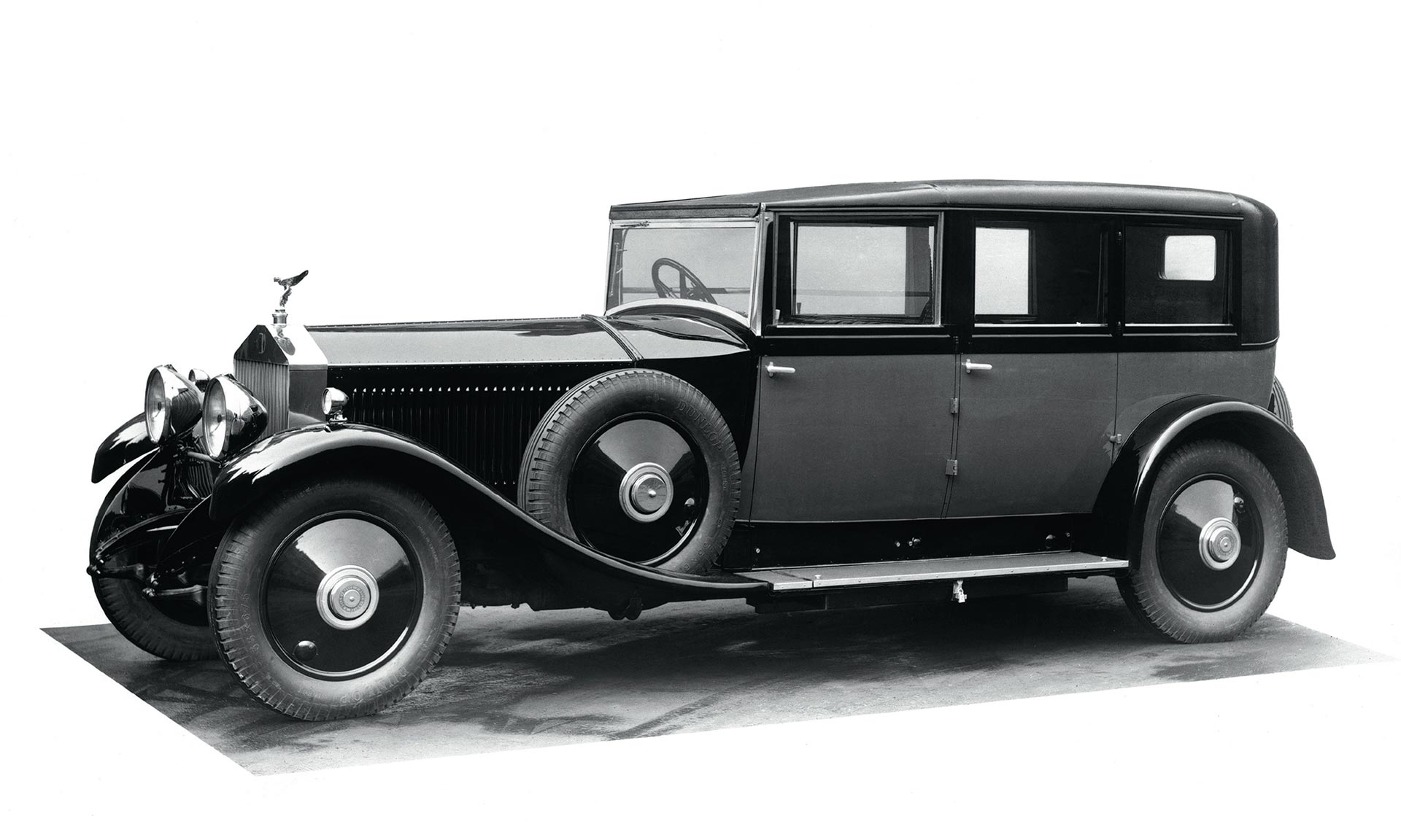 Rolls-Royce slaví 100 let a osm generací legendární luxusní limuzíny Phantom