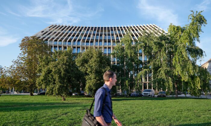 Na pražském Vítězném náměstí byl dokončen bytový dům Victoria Palace s prohnutým designem