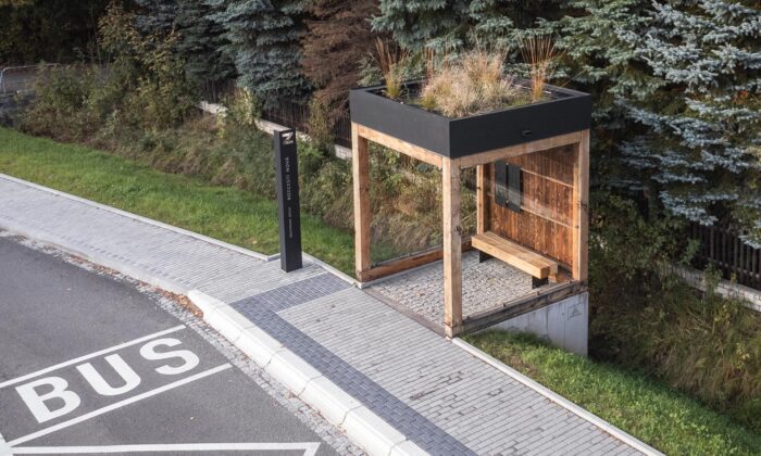 Prostřední Bečva postavila nadčasové autobusové zastávky se zelenými střechami