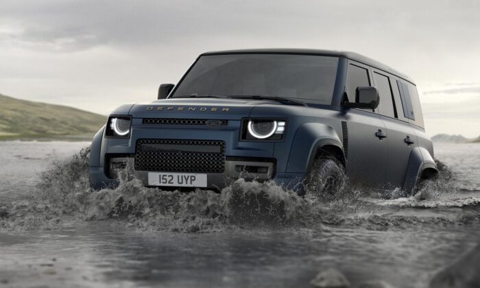 Land Rover modernizuje Defender a vybavuje ho novými světlomety i upraveným interiérem