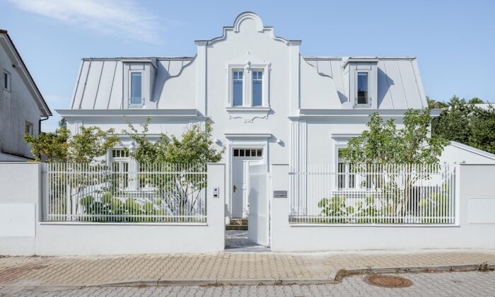 V pražských Lysolajích po demolici znovu vyrostl rodinný dům se samostatným sochařským ateliérem
