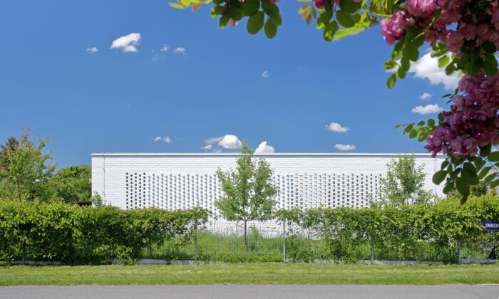 Dva architekti si na okraji Ostravy postavili rodinný dům z bílých cihel