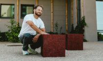 Nábytek z upcyklovaných stíracích losů v Hodoníně