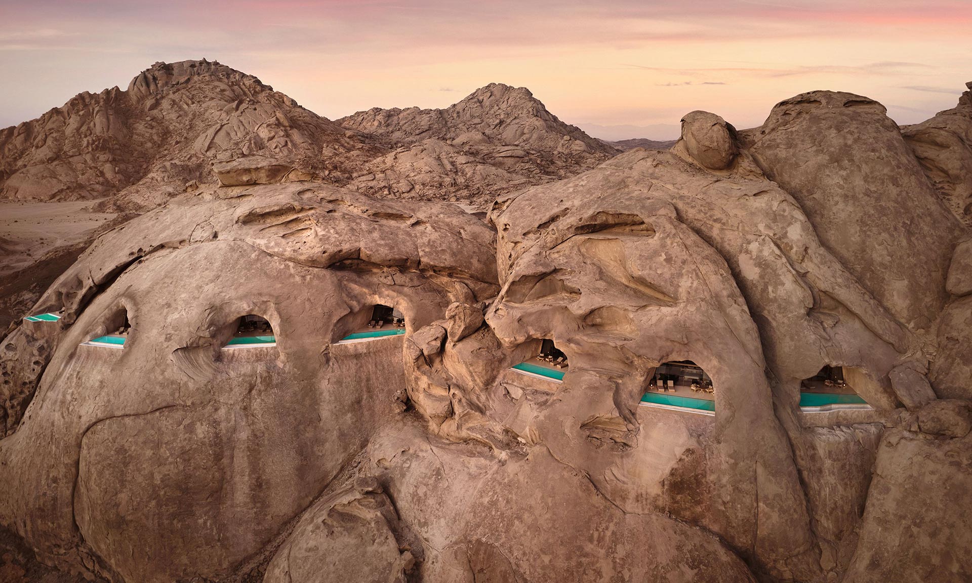 Desert Rock je výjimečný relaxační resort se zahloubenými apartmány ve skalách a vilami v poušti Desert Rock je výjimečný relaxační resort se zahloubenými apartmány ve skalách a vilami v poušti