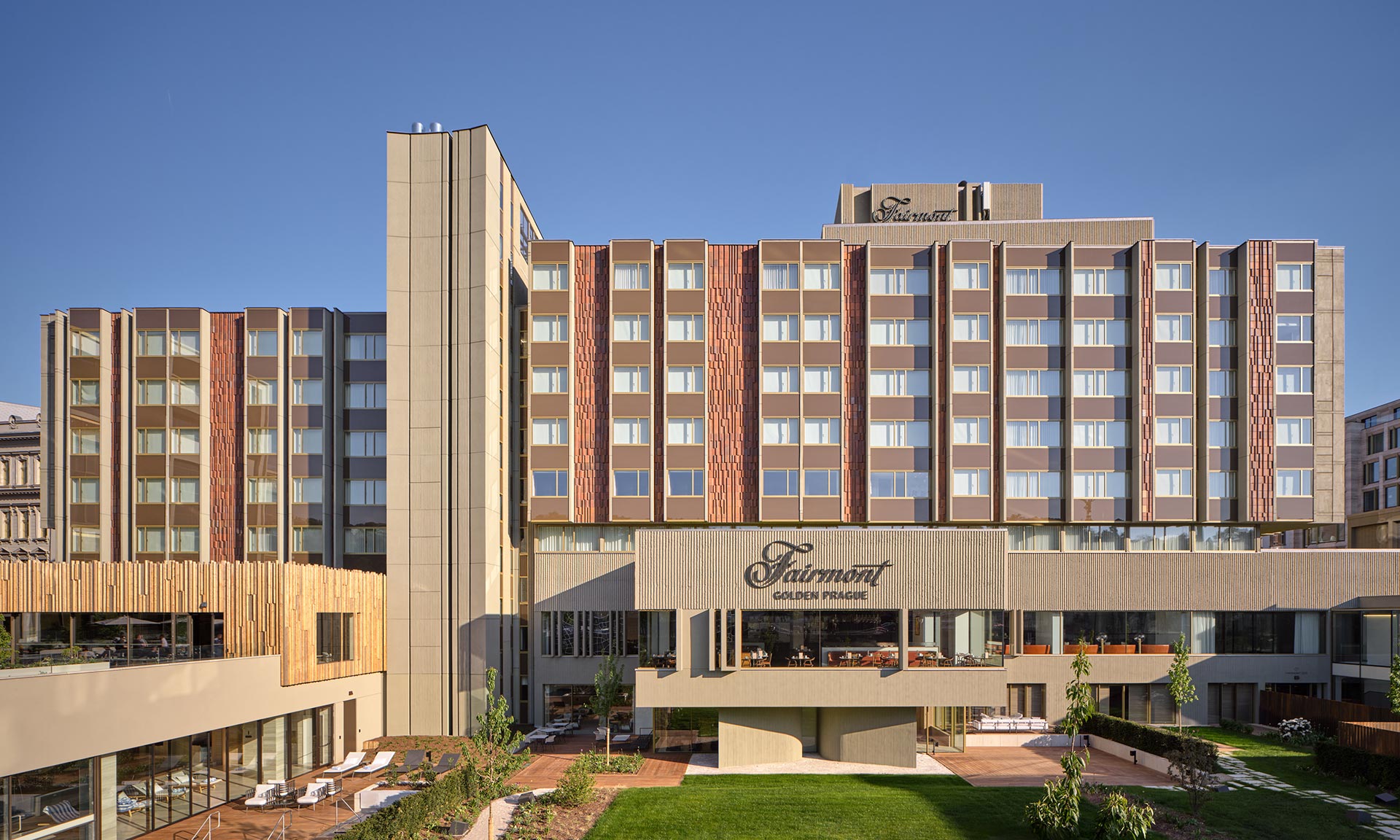 Pražský brutalistický hotel InterContinental se znovu otevřel jako Fairmont Golden Prague