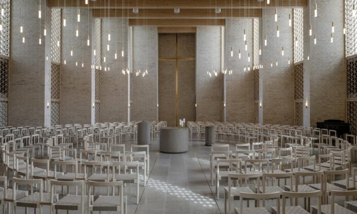 V malém dánském městě vznikl kostel Højvangen s nadčasovou architekturou a interiérem inspirovaným mýtinou