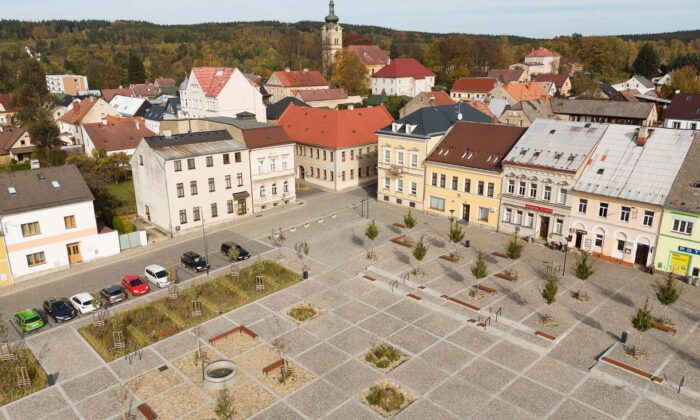 Po modernizaci Mírového náměstí v Novém Městě pod Smrkem přibyly stromy a nová kašna