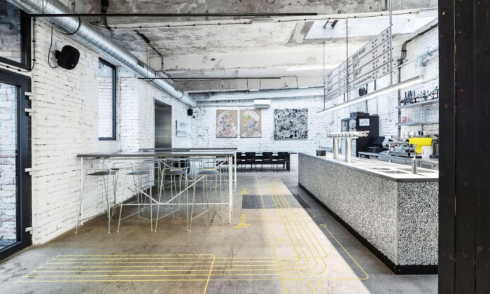 Holešovická restaurace s pivnicí Polepšovna láká na surový interiér i bar připomínající pivní pěnu