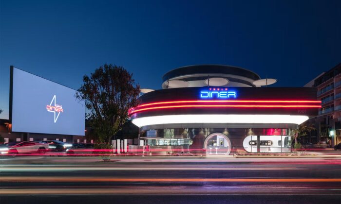 Tesla v Hollywoodu otevřela futuristickou restauraci Tesla Diner s nabíjecí stanicí
