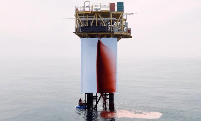 Anish Kapoor vytvořil na těžební věži v Severním moři instalaci Butchered z 1 000 litrů barvy
