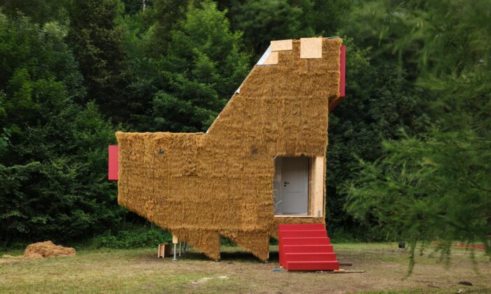 Týmy evropských architektů postavily na českém festivalu Cabin Fever pavilony ve tvaru kuřete i odštěpku