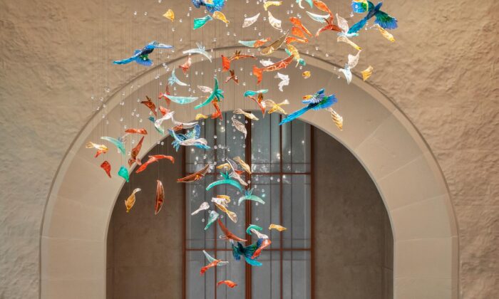 Česká značka Lasvit vytvořila v Dubaji instalaci Bird of Paradise složenou z barevných ptáků a okvětních lístků