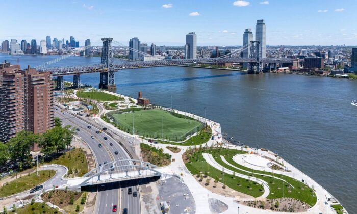 New York dokončuje pobřežní park se sportovišti a promenádou jako ochranu před záplavami
