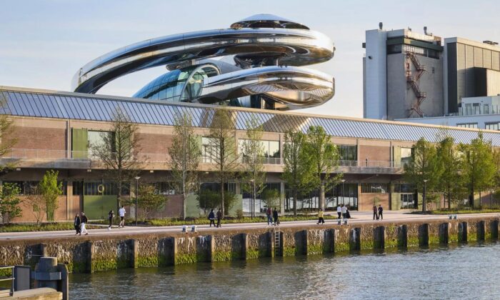 Bývalé přístavní sklady v Rotterdamu se proměnily na Fenix Museum s futuristickou rozhlednou na střeše