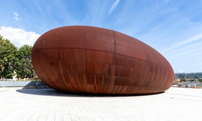 Anish Kapoor dokončil dva vstupy do stanice metra Monte Sant’Angelo v italské Neapoli