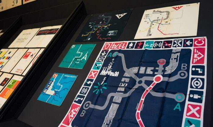 Retrospektivní výstava připomíná grafika Jiřího Rathouského včetně jeho orientačního systému pro metro