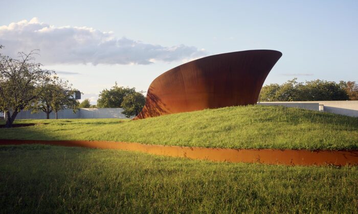 Vitra Campus otevřel částečně do země zapuštěné bludiště Doshi Retreat s meditativním prostorem na konci