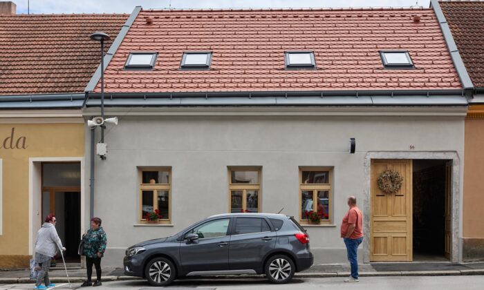 Starý řadový dům na náměstí v Kamenici nad Lipou se proměnil v kavárnu a multifunkční prostor