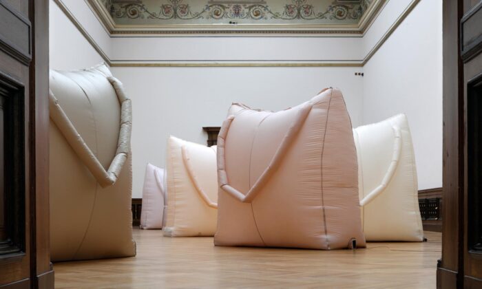 Kateřina Vincourová přivezla na výstavu Skin Care do Galerie Rudolfinum výrazné instalace