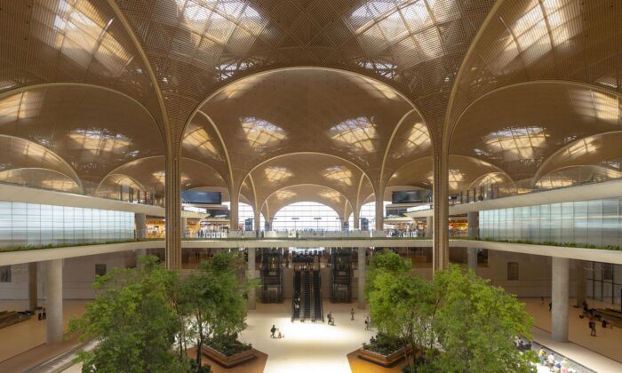 Foster + Partners postavili v Kambodži letiště Techo s klenutými dřevěnými stropy a plné zeleně