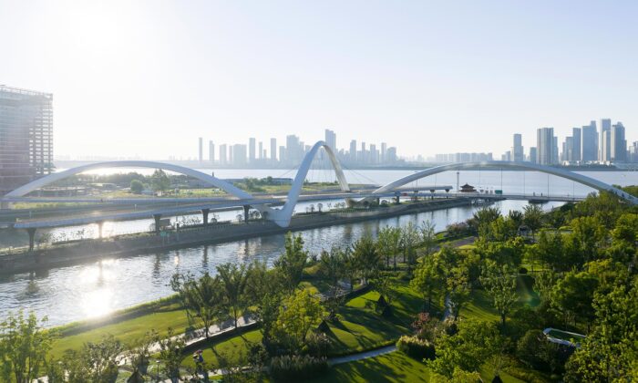 Zaha Hadid Architects postavili nad nejstarším kanálem světa most Grand Canal Gateway Bridge
