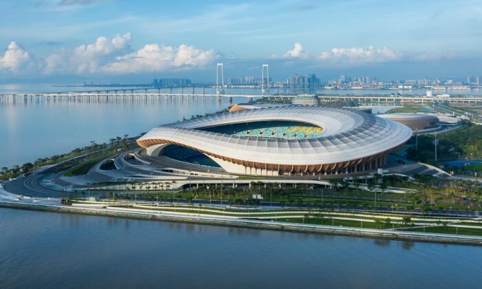 Zaha Hadid Architects postavili Greater Bay Area Sports Centre s obřím stadionem s dírou směrem k moři