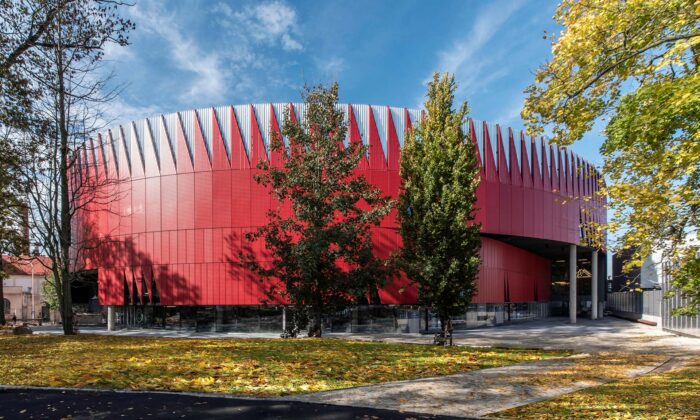 Horácká multifunkční aréna v Jihlavě dostala trojúhelníkovou korunu a atletický ovál na střeše