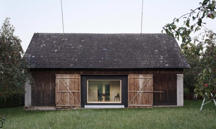 Do staré stodoly u venkovské usedlosti vestavěli architekti dřevěný obytný box s veškerým komfortem