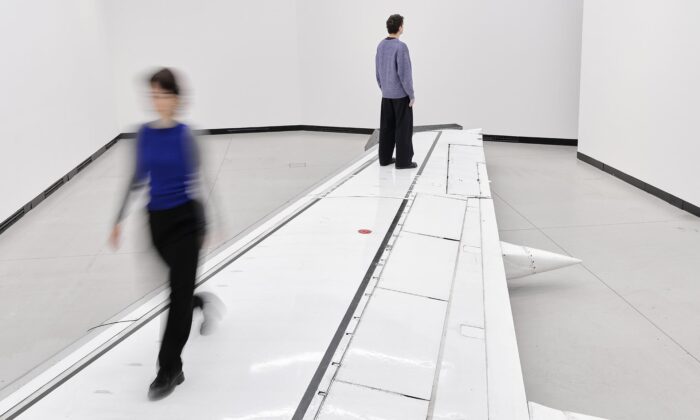 Roman Ondak vystavil v Praze to nejlepší z 30 let své tvorby včetně kusu Boeingu