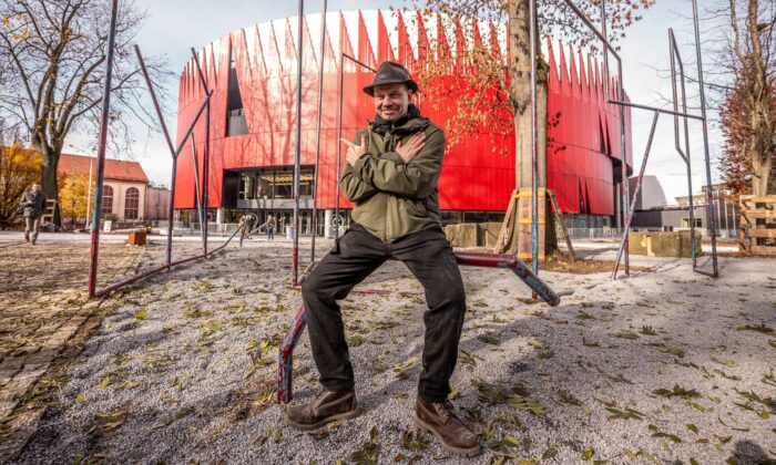 Krištof Kintera vytvořil monumentální sochu z trubek před Horáckou multifunkční arénu v Jihlavě