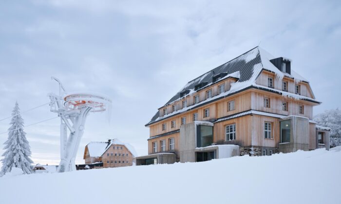 Bývalý hotel Hořec v&nbsp;Horní Malé Úpě se&nbsp;proměnil na&nbsp;multifunkční objekt s&nbsp;kavárnou i&nbsp;kinosálem