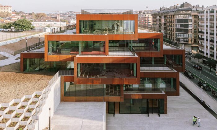 BIG postavili v&nbsp;San Sebastianu kulinářské centrum jako zvlněný kopec z&nbsp;rezavého plechu