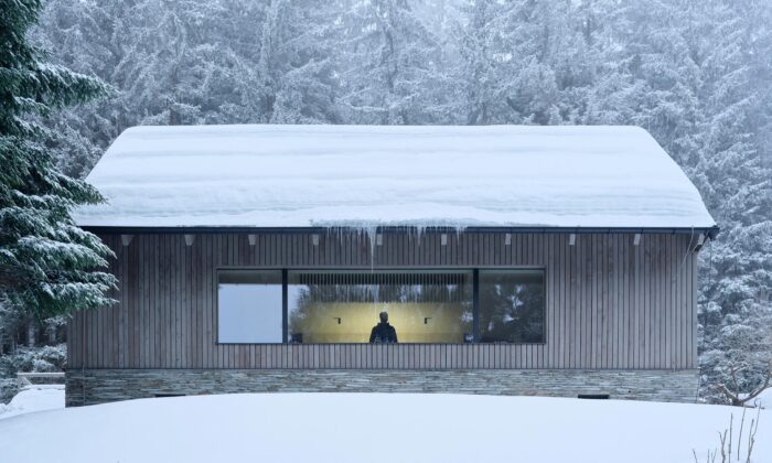 Horská chalupa na Kukačkách má tradiční design a velké pásové okno pro výhled do krajiny