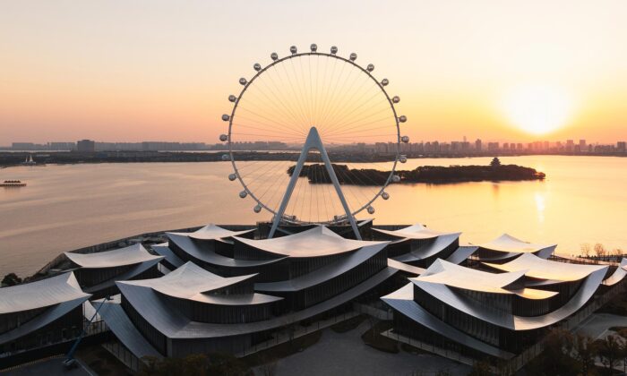 BIG dokončili muzeum moderního umění v Suzhou tvořené 12 prosklenými pavilony v tradiční zahradě